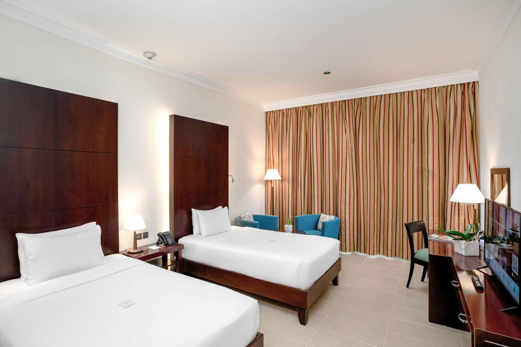 Metropolitan Al Mafraq Hotel Abu Dhabi Exterior foto