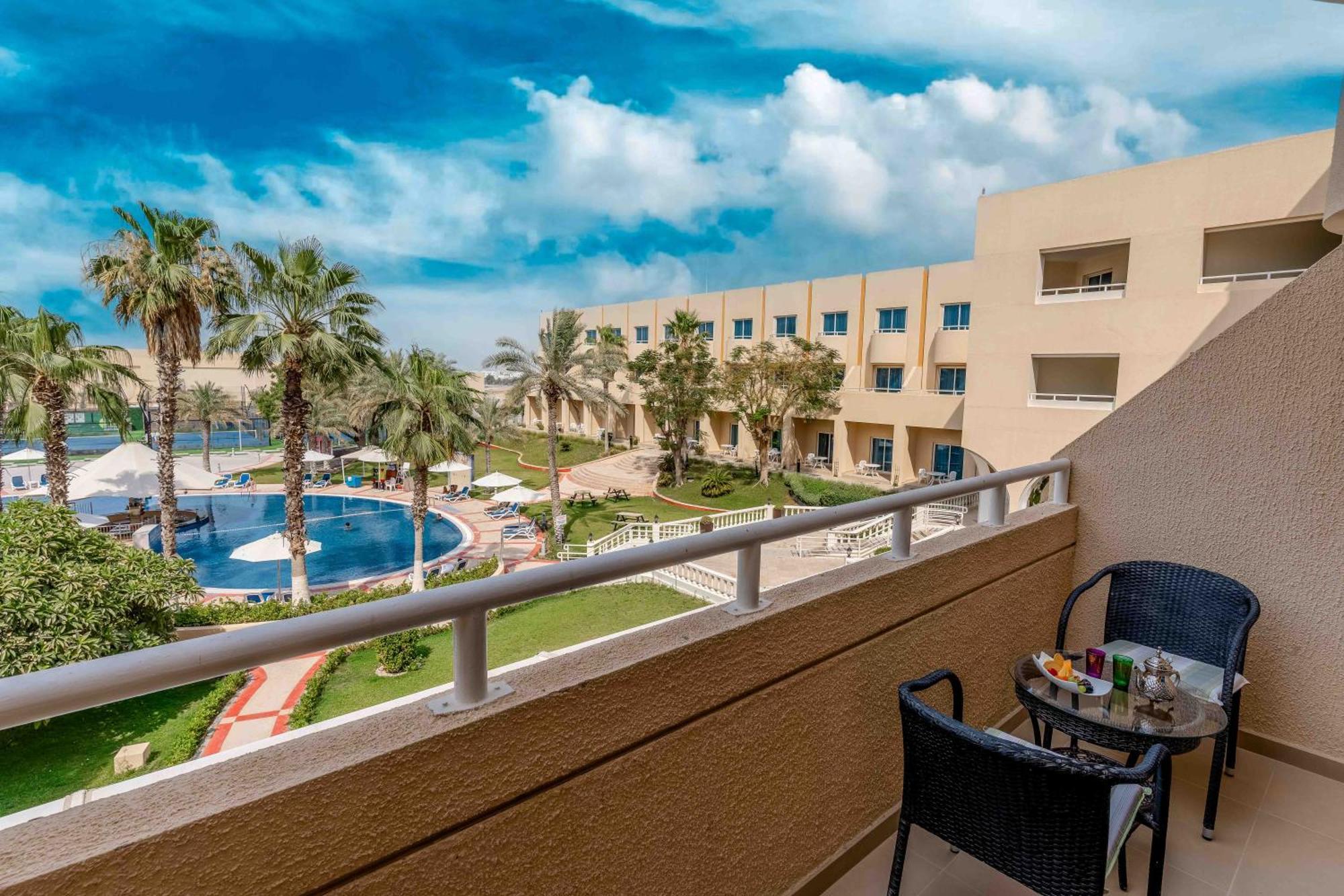 Metropolitan Al Mafraq Hotel Abu Dhabi Exterior foto